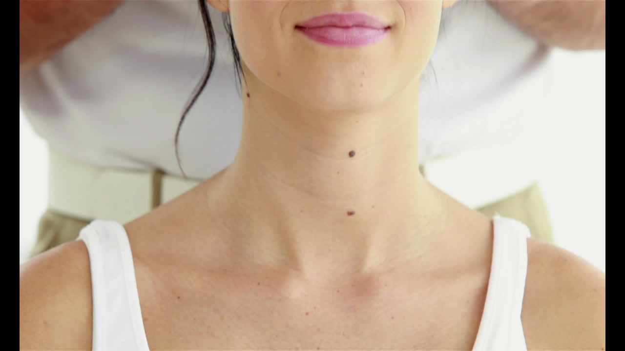 retrato de una mujer embarazada recibiendo masaje