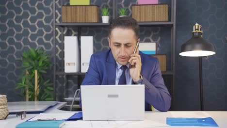 un hombre de negocios ocupado trabajando duro.