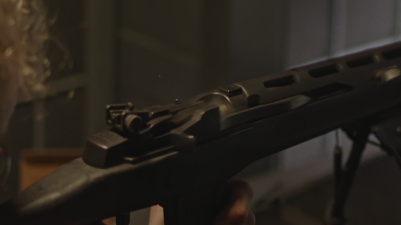 rifle ruger mini-14 disparando y expulsando un cartucho gastado