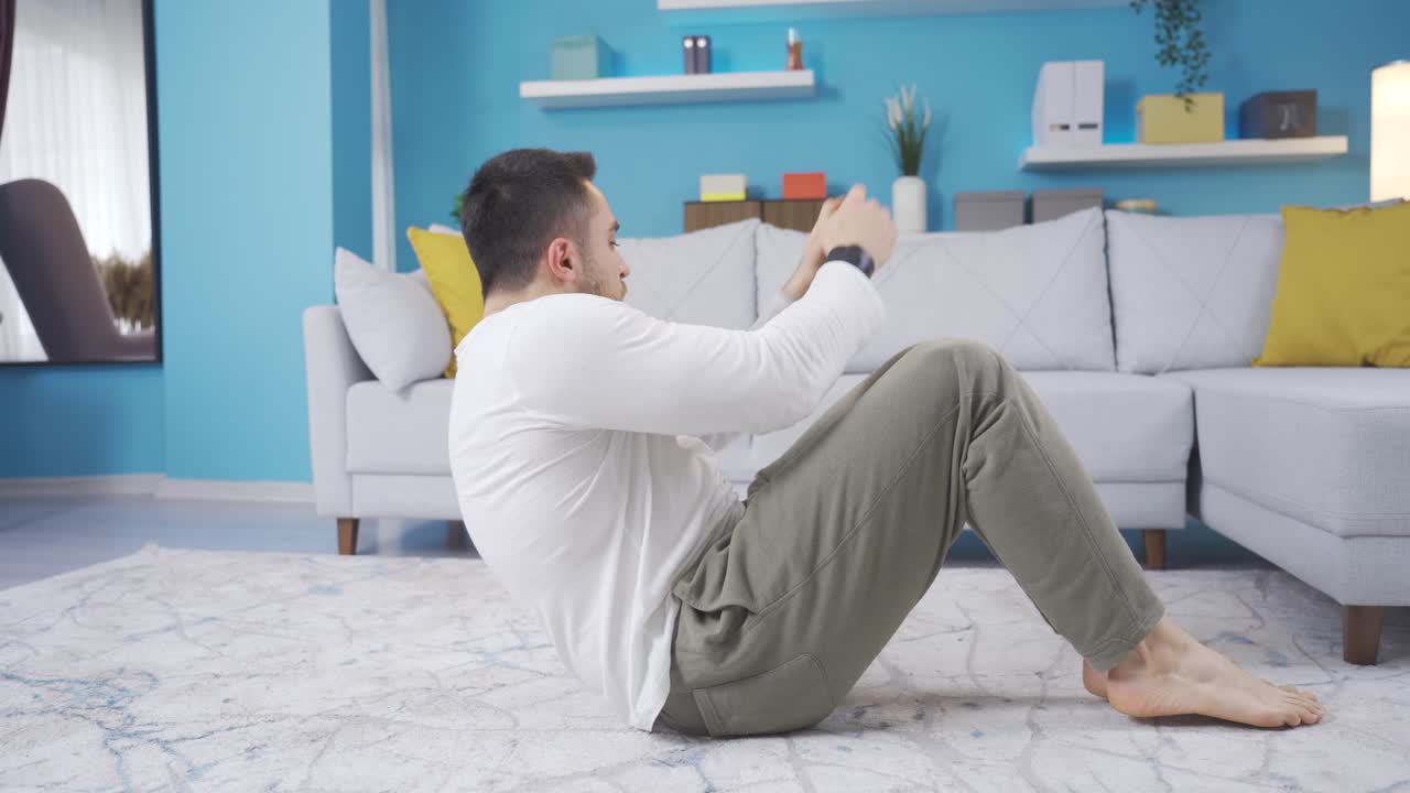 instructor de gimnasia muscular que muestra ejercicios para abdominales que se pueden hacer en casa sin equipo.