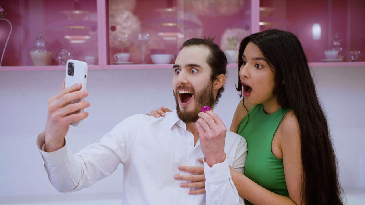 셀피 사진을 찍는 커플