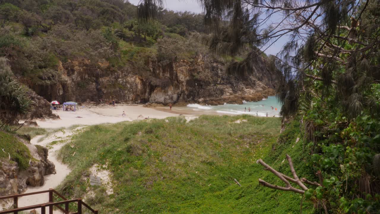 acantilados rocosos con turistas en south gorge beach en point lookout, north stradbroke island, queensland, australia