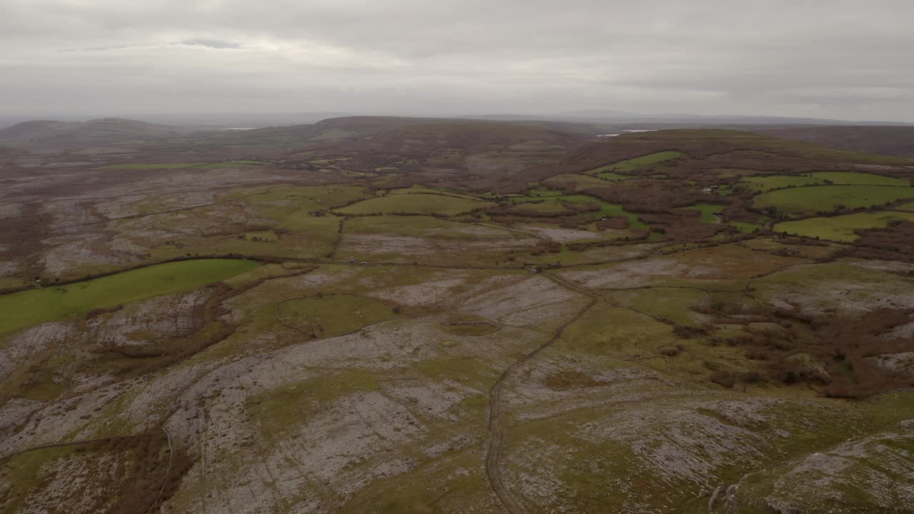dolly aéreo sobre el parque nacional de burren, día nublado