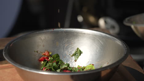 Zeitlupe-Der-Vinaigrette,-Die-In-Einer-Schüssel-Auf-Den-Salat-Gegossen-Wird