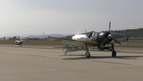 avión cero japonés se prepara para despegar