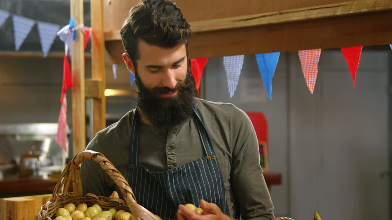 personal masculino sosteniendo una canasta de cal