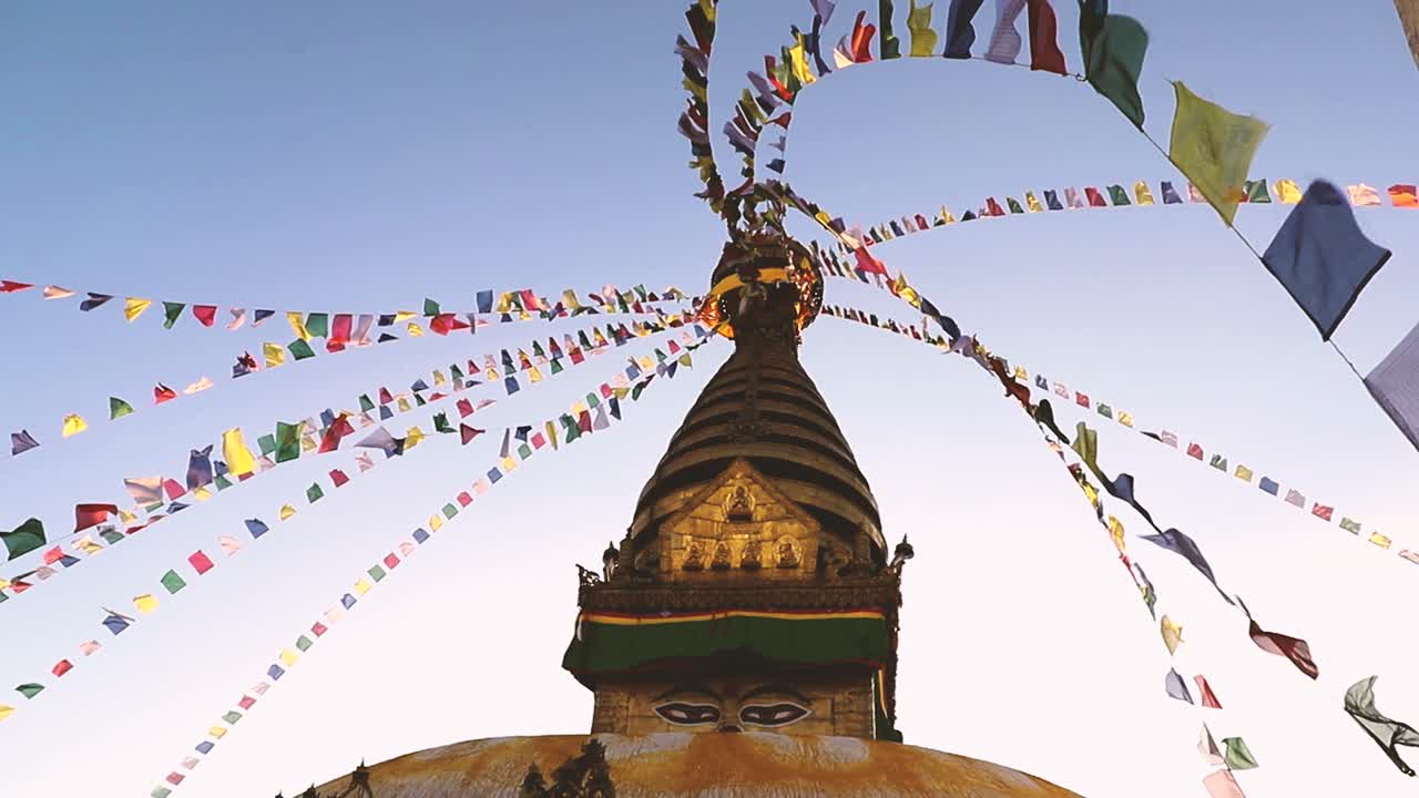 Lähikuva stupasta rukouslipuilla tai Nepalin sutralipuilla Katmandussa, Nepalissa.