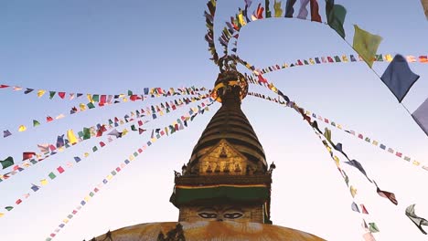 Nahaufnahme-Einer-Stupa-Mit-Gebets--Oder-Nepal-Sutra-Flaggen-In-Kathmandu,-Nepal