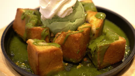 tostadas de pan con helado de matcha y nata montada