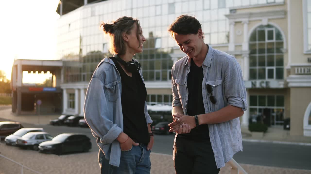 두 젊은이가 공원에서 함께 시간을 보내고 있다