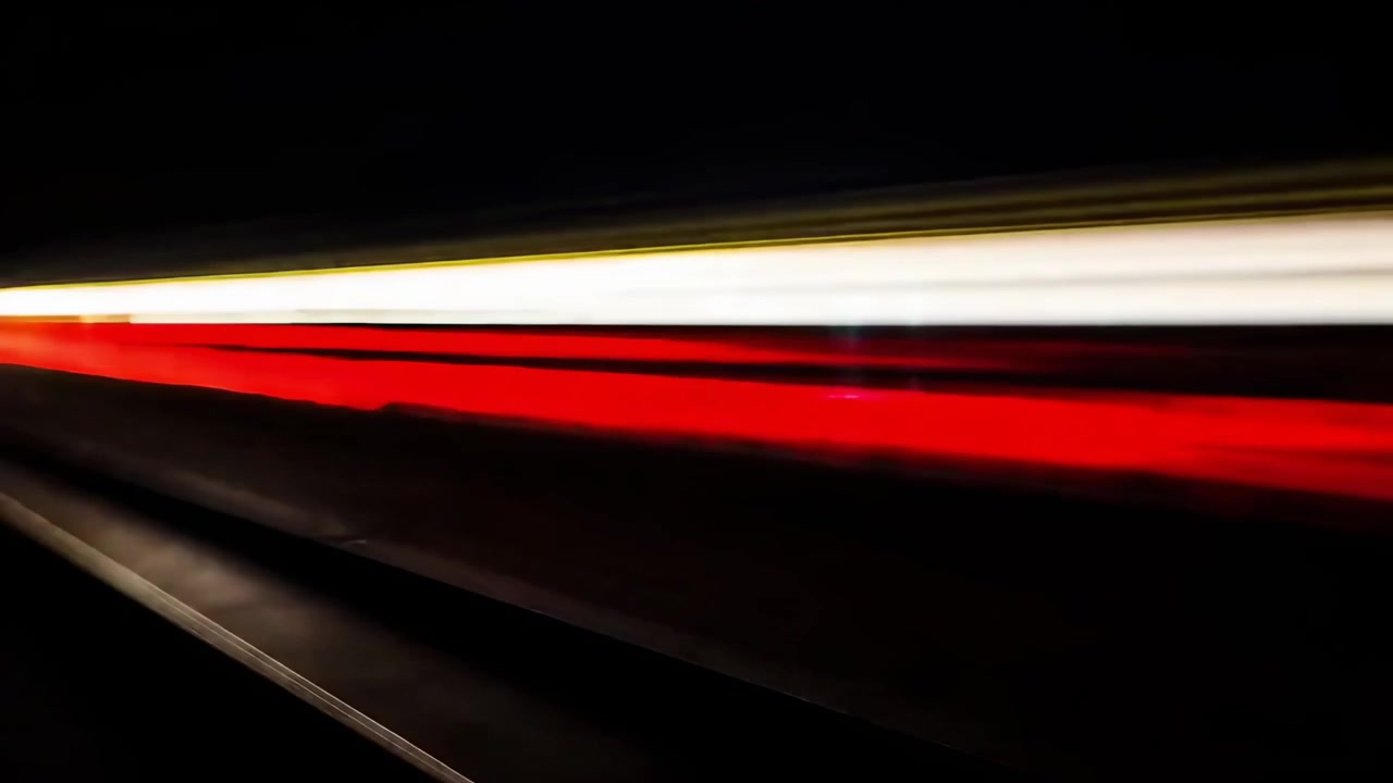 Time lapse di scie luminose di auto su un'autostrada di notte