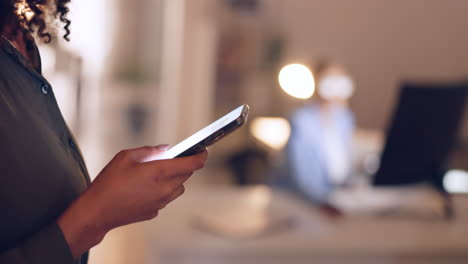 mujer desplazamiento en el teléfono inteligente