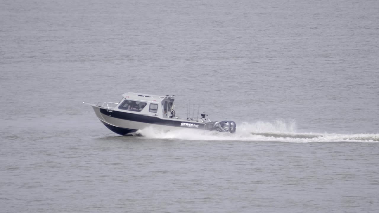Barca Hewescraft che naviga veloce sul mare - ripresa ampia