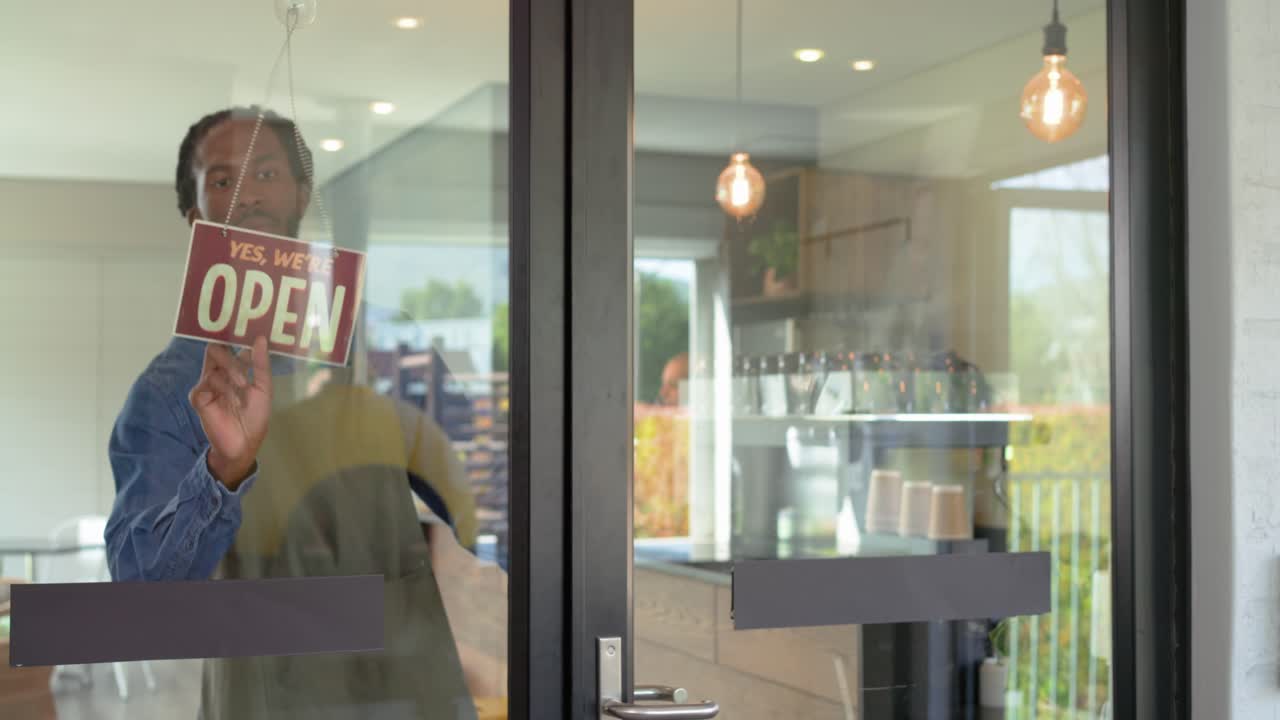 Barista afroamericano che gira il cartello