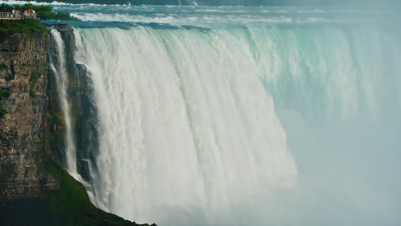석양이 나이아가라 폭포와 숲으로 둘러싸인 강을 비추는 아름다운 풍경 재치