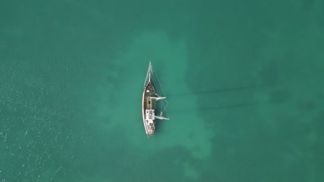 Wrack-Eines-Gesunkenen-Segelschiffs-Vor-Dem-Klaren,-Türkisfarbenen-Hintergrund-Des-Mittelmeerwassers