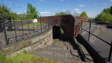 disparado por las escaleras que van bajo el puente jorobado sobre el canal de chesterfield en el bloqueo de estiramiento con bloqueo