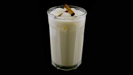 agua de orchata con canela en un plato giratorio