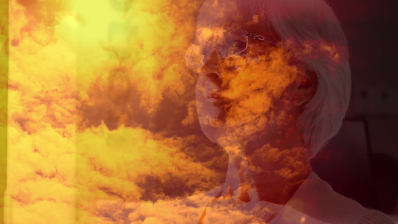 오렌지색 구름이 움직이는 집에서 걱정하는 노인 여성의 애니메이션 코로나바이러스 코로나19 확산