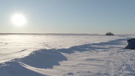 2-Mujeres-Mirando-A-Través-Del-Lago-Congelado,-Drone,-Tundra