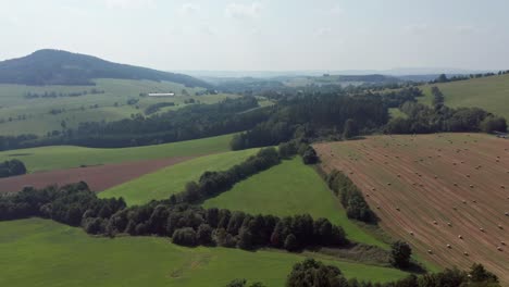 Drohnenaufnahme-Einer-Sommerlandschaft-Mit-Wiesen-Und-Feldern-In-Der-Tschechischen-Republik