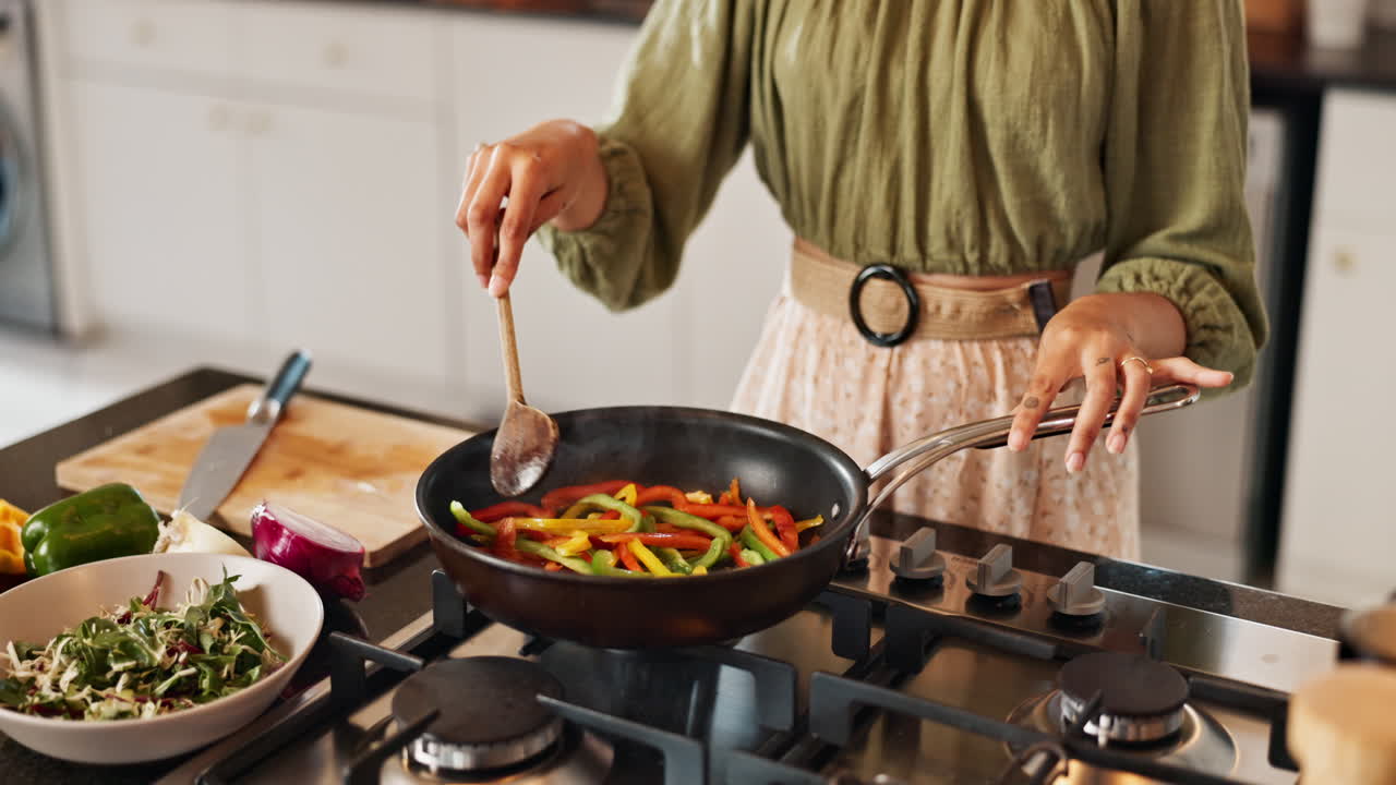 mujer cocinando verduras en una cocina