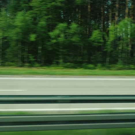 Breite-Autobahn-Und-Grüner-Wald