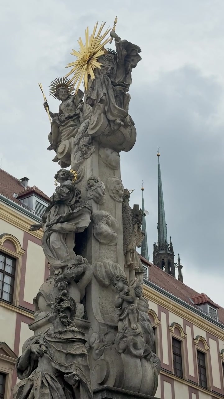Ripresa verticale 4K ravvicinata e dettagliata della Colonna della Santissima Trinità barocca situata nella storica Piazza del Mercato dei Cavoli a Brno.