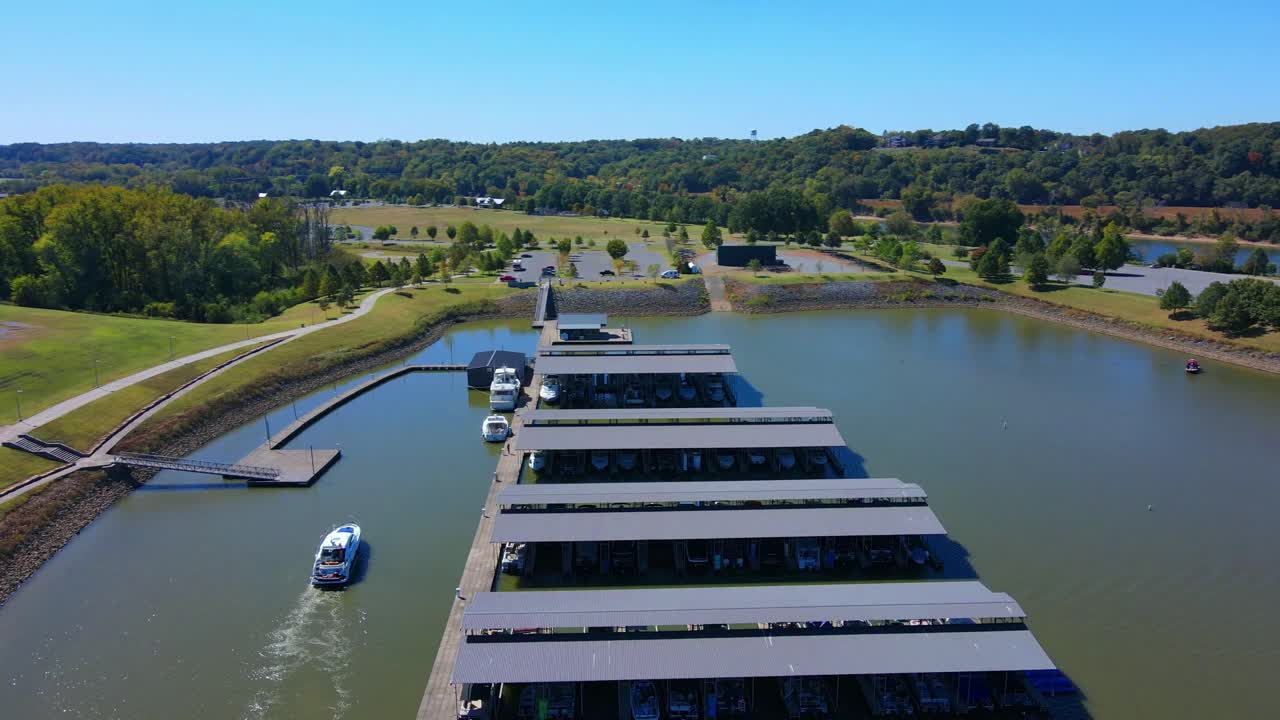 테네시 주 클락스빌 정박지 부두에 정박한 보트에서 공중으로 본 전망