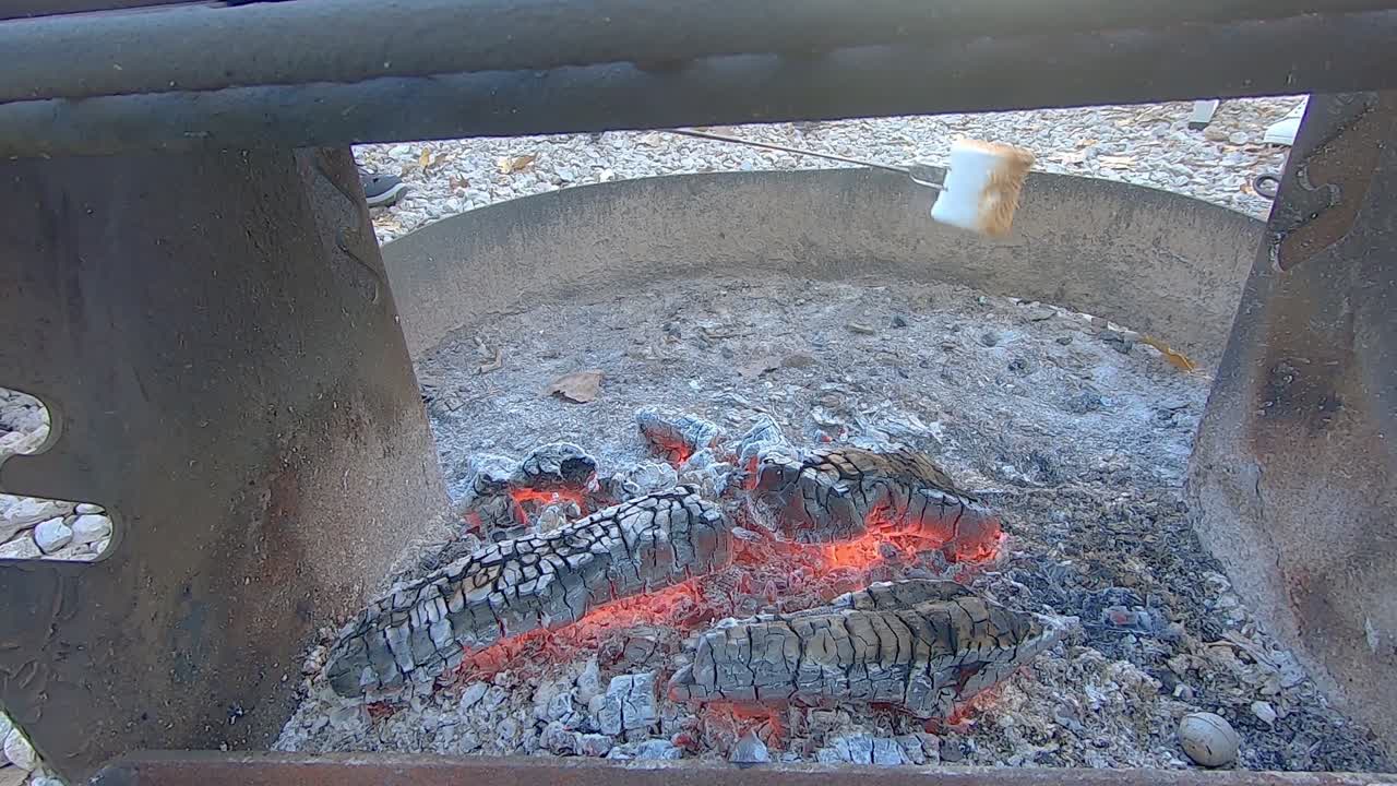 모닥불 위에 크고 맛있는 마시멜로 굽기