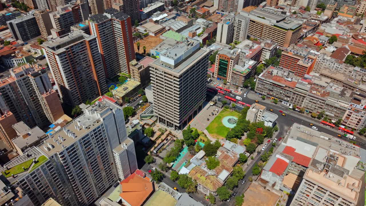 Paisagem aérea urbana das ruas do centro de Santiago do Chile, NIDO Lucía Development