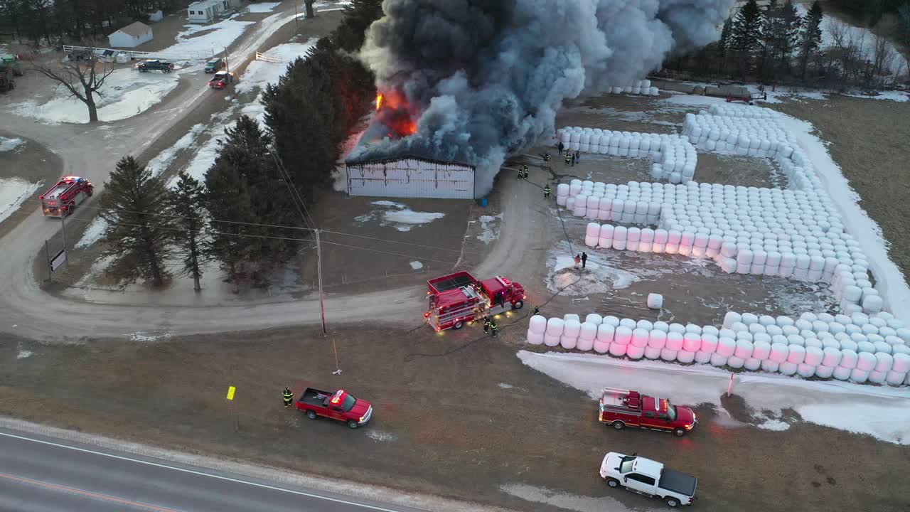 пожар в сельской амбаре с пожарными