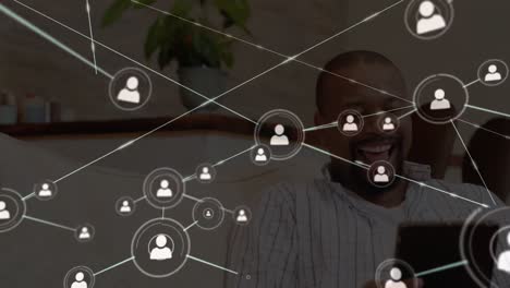animación de redes de conexiones con iconos sobre el hombre usando tableta
