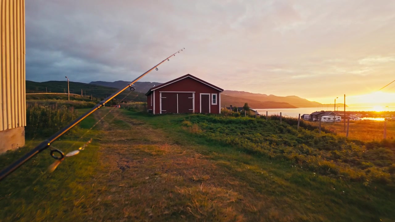 POV av en person som går medan den håller ett fiskespö under solnedgången.