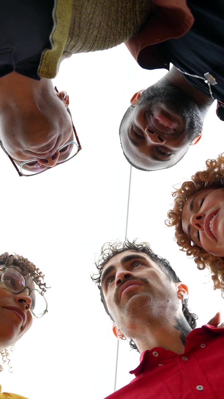 Un gruppo diverso di amici che guardano giù insieme