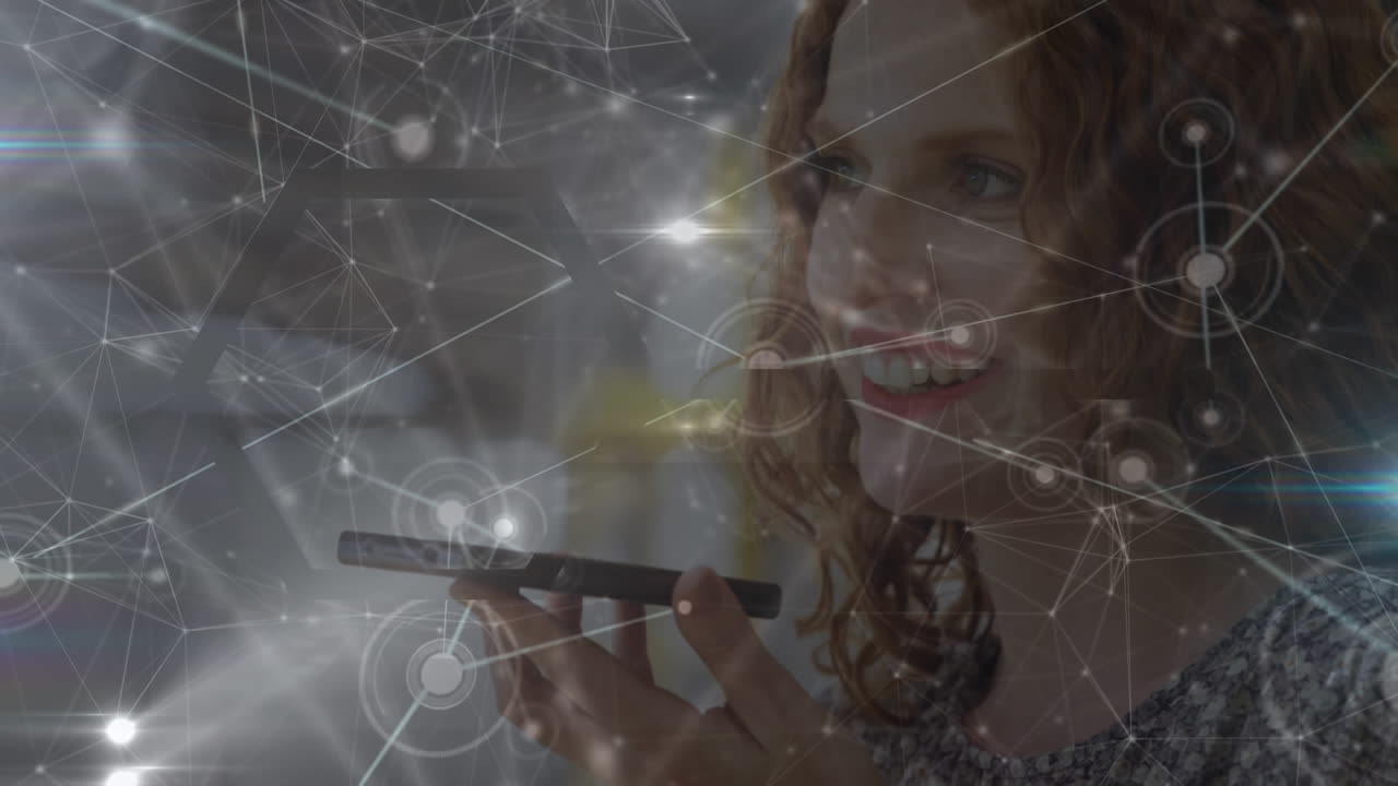 анимация соединенных точек с линиями и линзовыми вспышками на кавказской женщине, разговаривающей по смартфону.