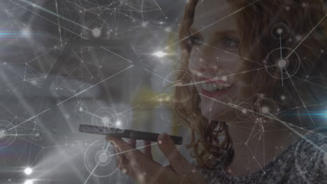 animación de puntos conectados con líneas y luces de lente en mujer caucásica hablando en teléfono inteligente.