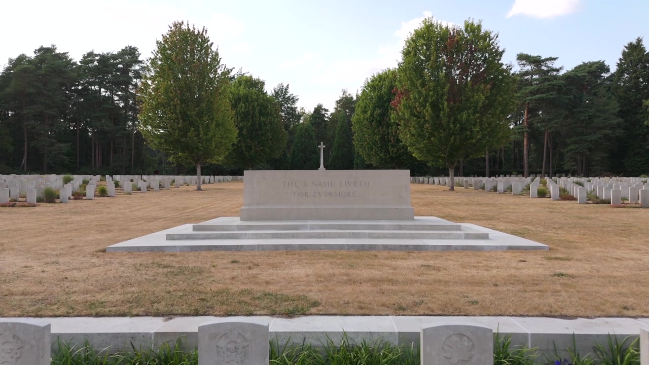 Tombe di guerra e Croce del Sacrificio al Cimitero Militare di Brookwood nel Surrey, Inghilterra