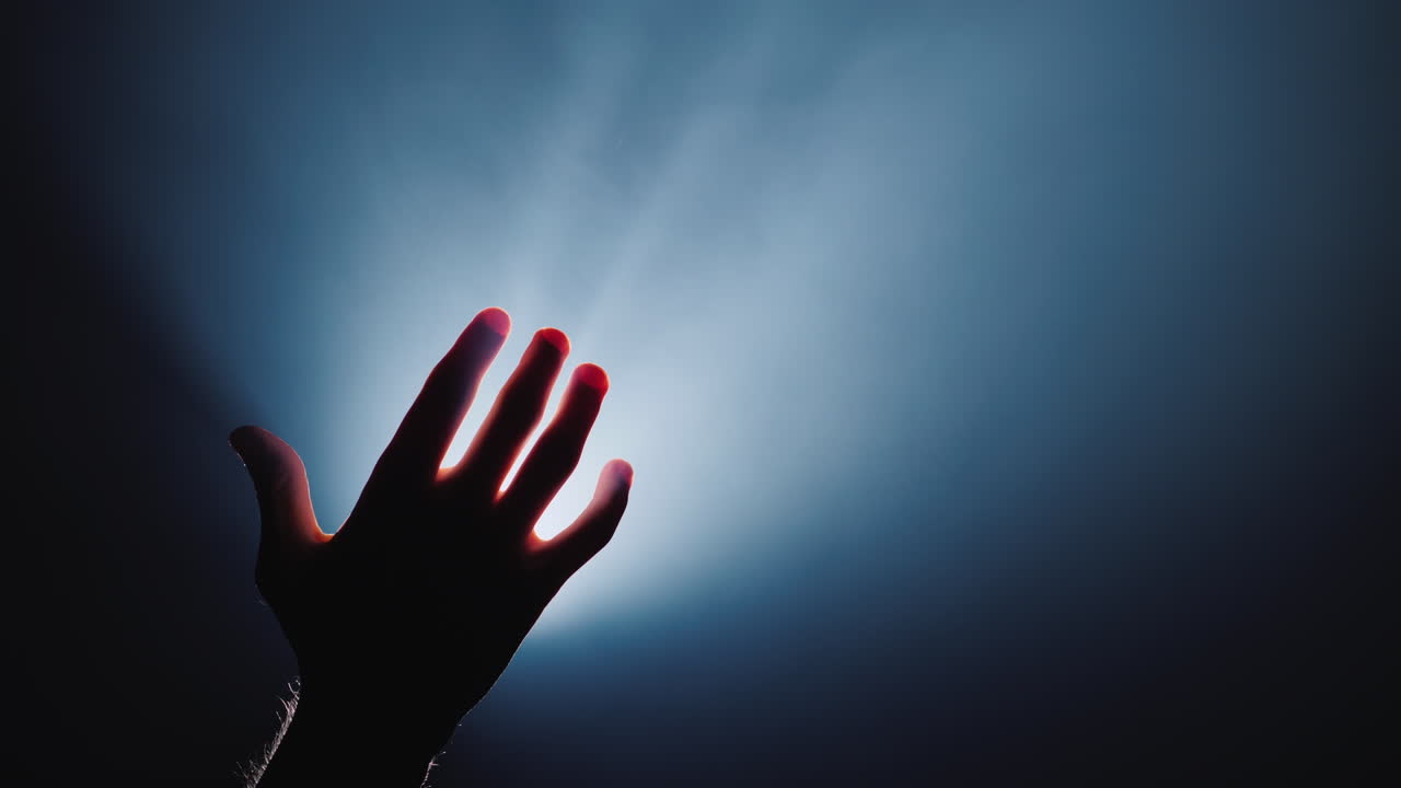 맨 위에 있는 손은 남자 영감의 열쇠를 쥐고 개념 4k 비디오를 도와줍니다.