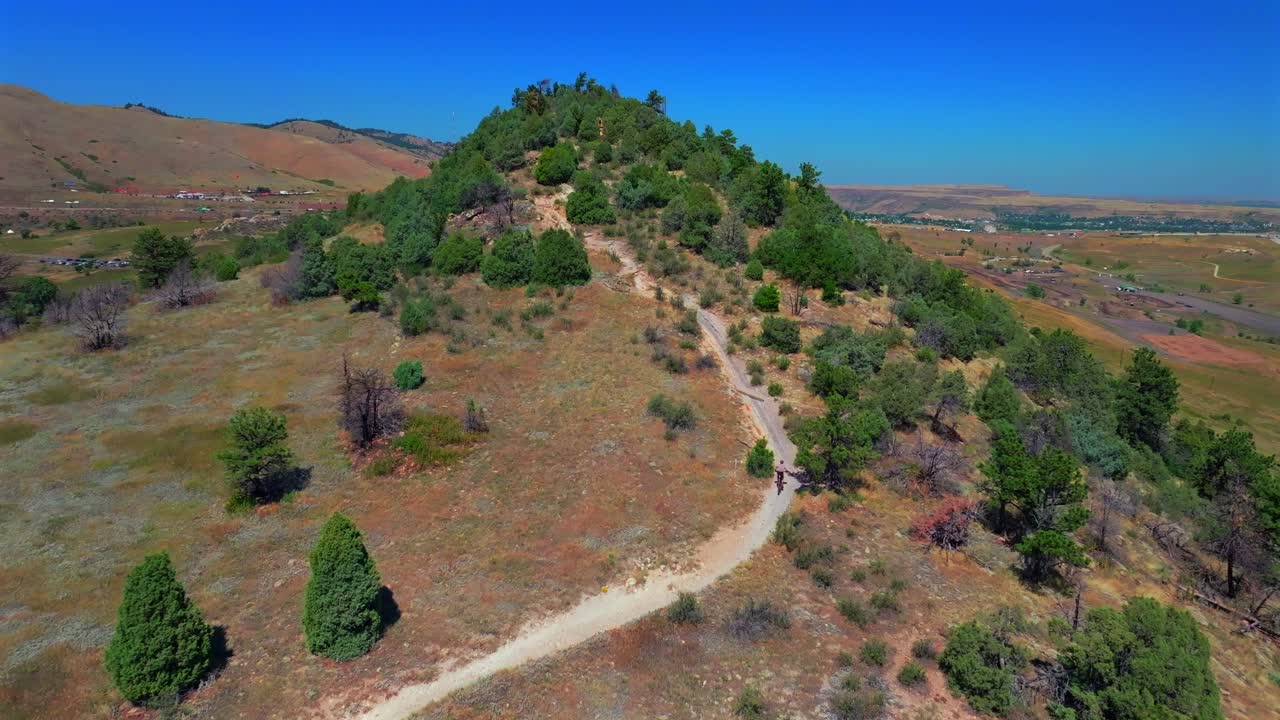 산악 자전거 등반 스포츠 피트니스 레드 록스 모리슨 골든 콜로라도 공중 드론 c470 공 리지 다코타 리지 트레일 덴버 피스힐스 프론트 레인지 성인 남성 자전거 타는 날 뜨거운 빛 푸른 하늘