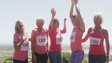 Glückliche-Leichtathletikfrauen-Tanzen-Zusammen