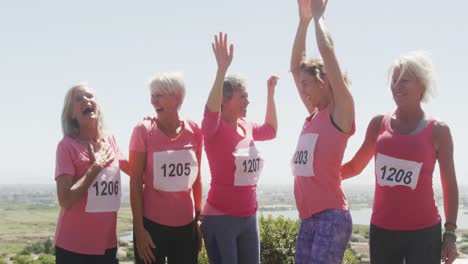 mujeres atléticas felices bailando juntas