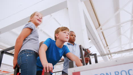 Niños-Usando-Un-Cohete-De-Presión-De-Aire-En-El-Centro-De-Actividades-Científicas.