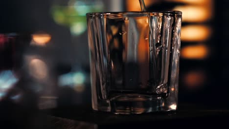 Bebida-épica-En-Movimiento-Lento-En-El-Bar-Con-Bokeh-Cambiante-E-Iluminación-En-1080p