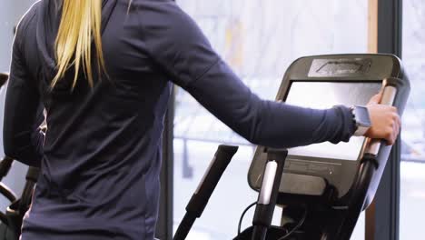 mujer en forma haciendo ejercicio en el entrenador cruzado