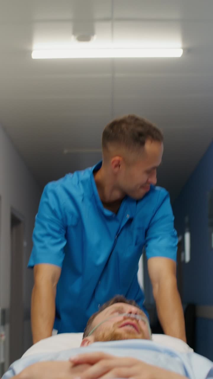 enfermera ayudando al paciente en el pasillo del hospital