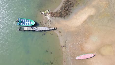 Vista-Aérea-De-Pájaro-Del-Muelle-Del-Río-Con-Barco-En-El-Delta-Evrou-Grecia