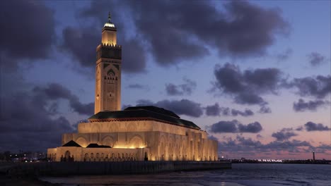 Puesta-De-Sol-En-El-Exterior-De-La-Icónica-Mezquita-De-Casablanca,-Hassan-II:-Una-Espléndida-Muestra-De-Arquitectura-Islámica.