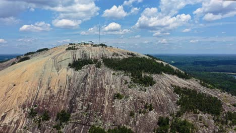 Toma-Aérea-Acercándose-Al-Parque-De-Montaña-De-Piedra-Con-Roca-Granítica-Y-Paisaje-En-El-Fondo---Georgia,-Estados-Unidos