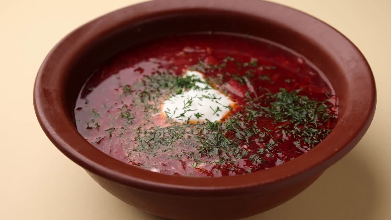 un tazón de deliciosa sopa de borscht rusa